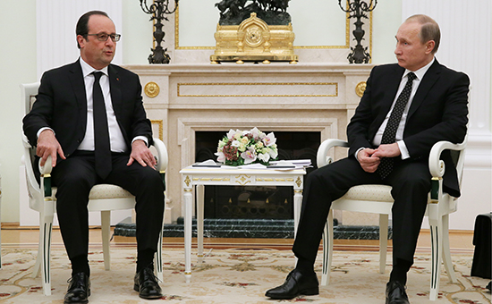 Президент Франции Франсуа Олланд и президент России Владимир Путин (слева направо) во время встречи в Кремле