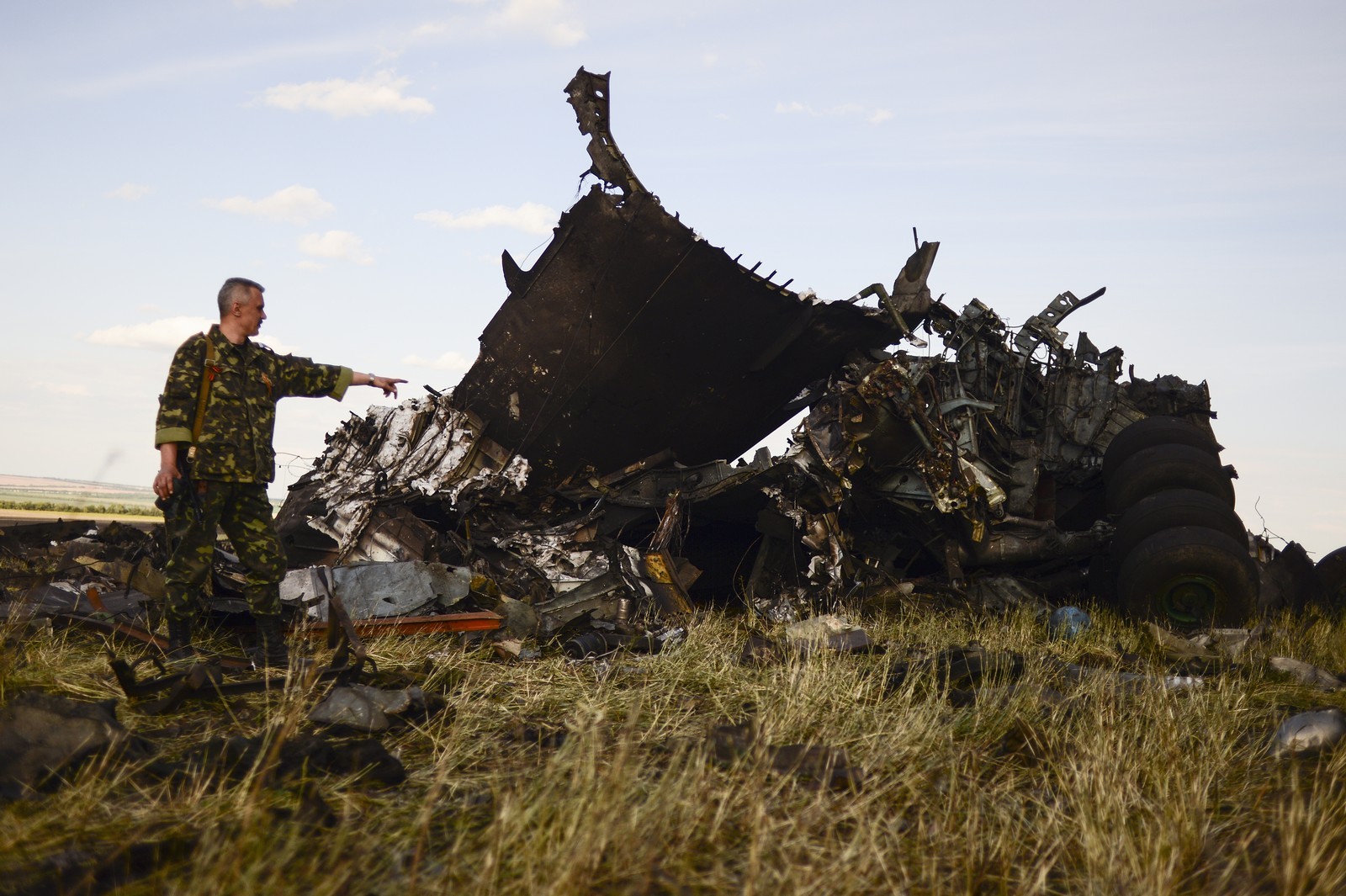 Представитель ополчения на месте падения военно-транспортного самолета ИЛ-76 ВВС Украины, сбитого ополченцами Луганска.