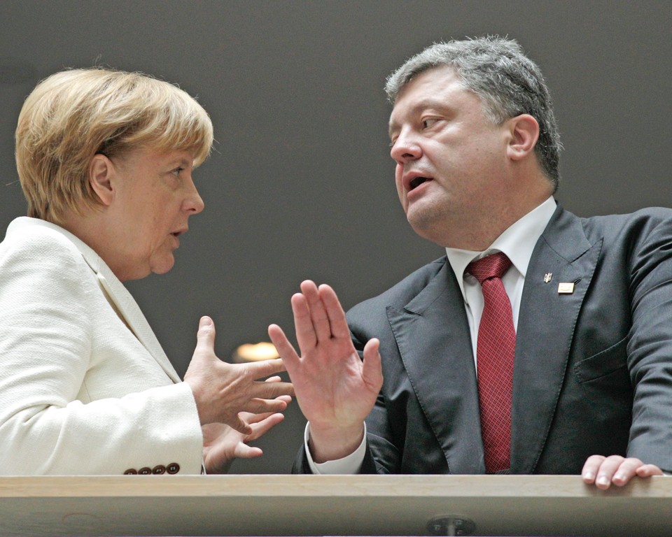 Президент Украины Петр Порошенко(справа) и канцлер Германии Ангела Меркель(слева)