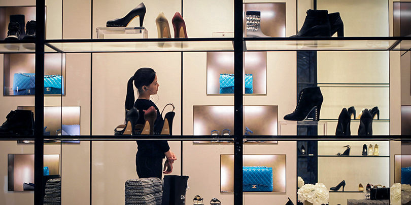 Модная аномалия: почему в России растут продажи Chanel и Dior
