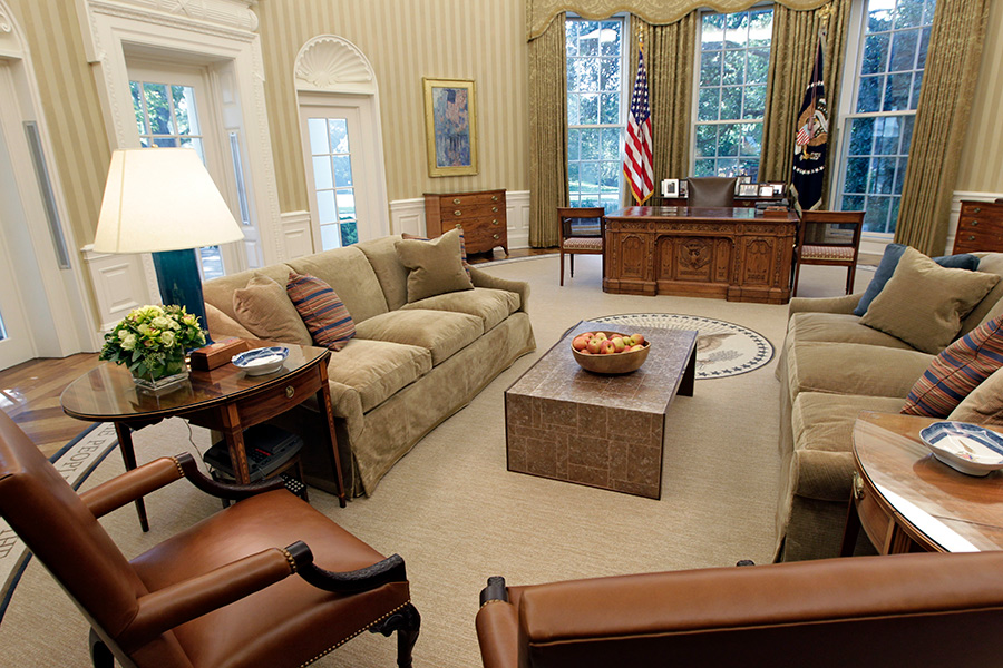 Овальный кабинет Барака Обамы во время его первого срока был выдержан в спокойных тонах, а позже там появились красные шторы