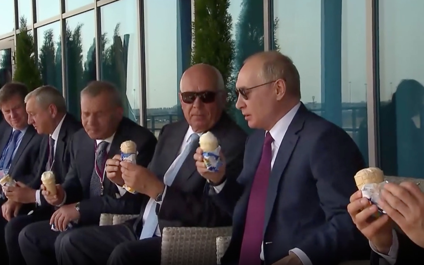 Путин снова поел мороженое на МАКСе