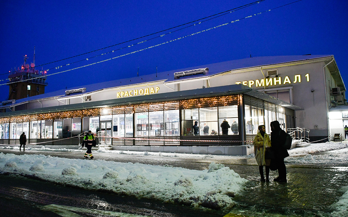 Из-за снегопада аэропорт Краснодара перестал работать второй раз за сутки