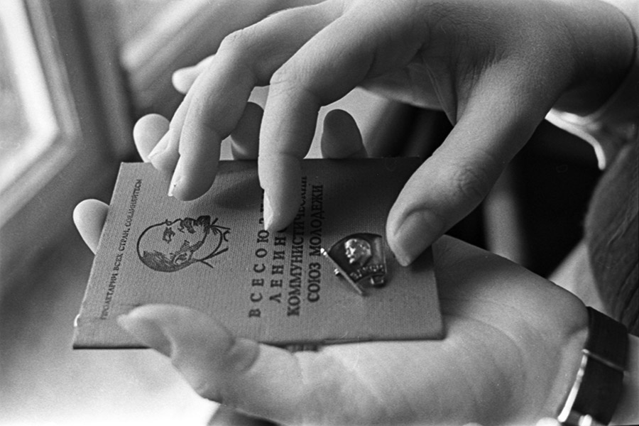 В 14 лет школьники-пионеры вступали в ряды Всесоюзного ленинского коммунистического союза молодежи, или комсомола (ВЛКСМ). Комсомольцу вручали значок и комсомольский билет, в который заносили данные по взносам: школьники и студенты платили 2 копейки в месяц, работающие&nbsp;&mdash; 1% от зарплаты