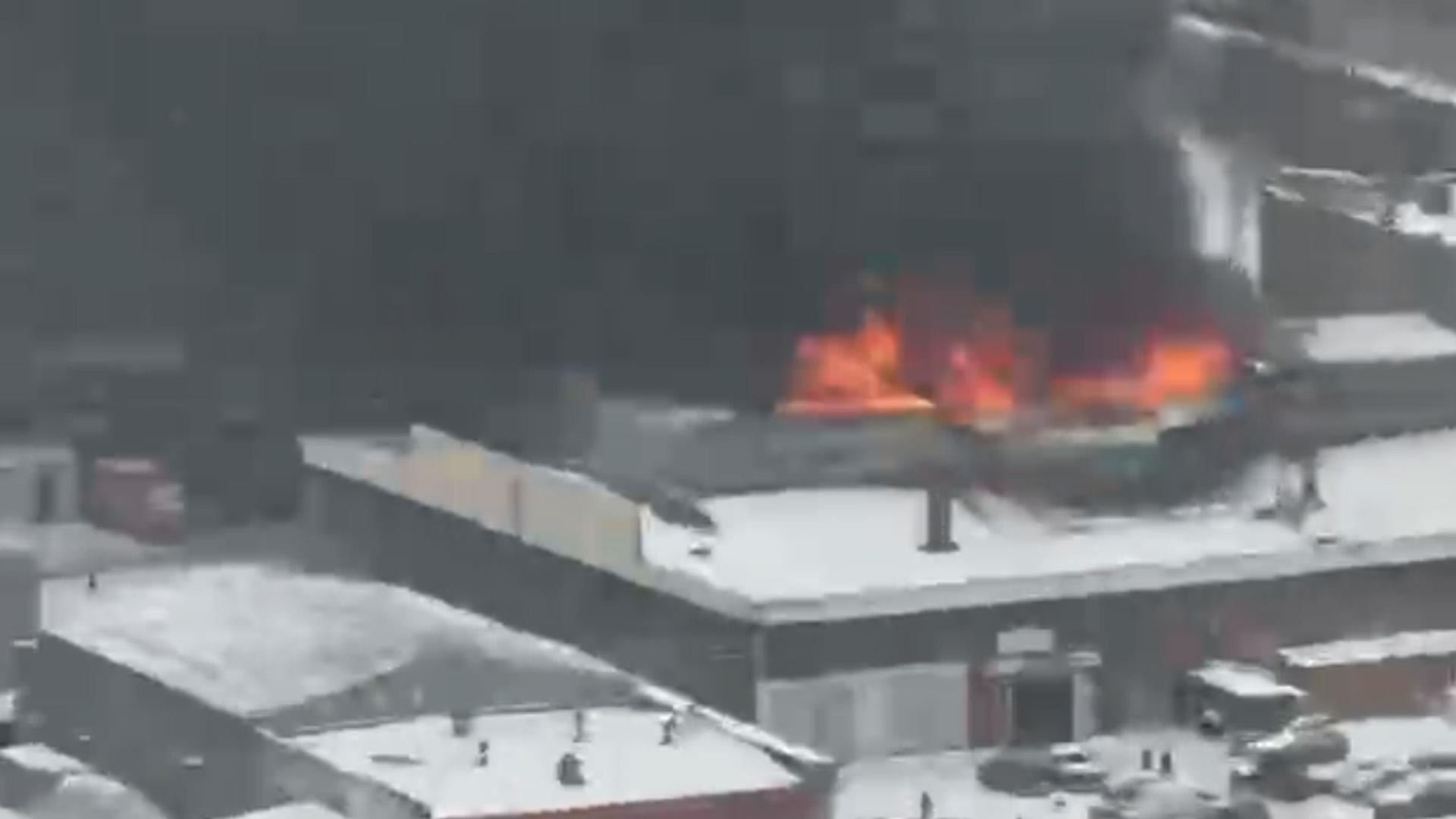 На севере Москвы в загоревшихся складах произошло обрушение на 500 кв. м