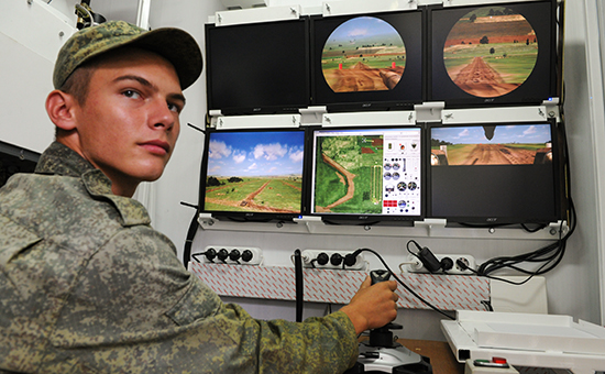 Служащий российской военной базы в городе Гудаута Республики Абхазия у мобильного комплексного тренажера МКТ-188А для обучения экипажа Т-90