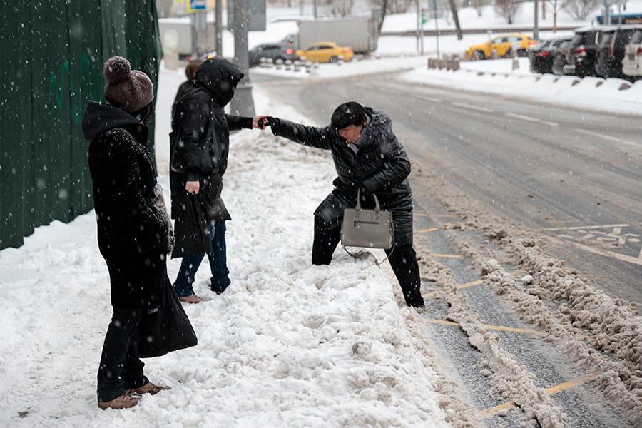 Последствия сильного снегопада и ледяного дождя в Москве. Фоторепортаж