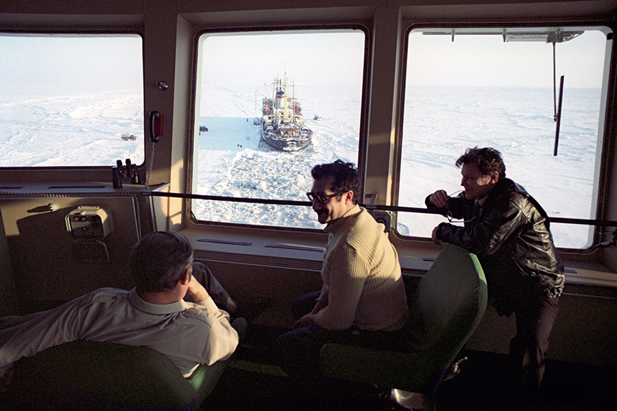 Начальник Амдерминского управления гидрометслужбы Артур Чилингаров (в центре) и начальник отдела морских прогнозов Владимир Воробьев. Полярная метеостанция мыса Харасавэй в Арктике, 1 сентября 1978 года