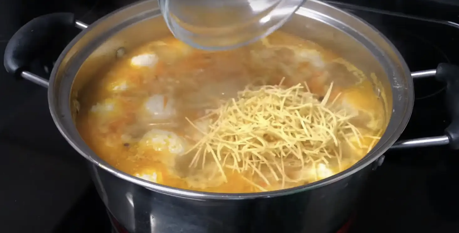 Всыпьте в суп вермишель