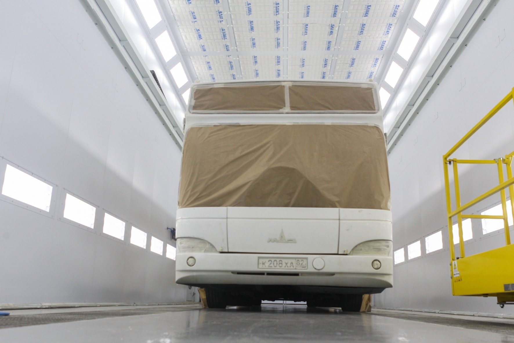 Автобус МАЗ в покрасочном цеху