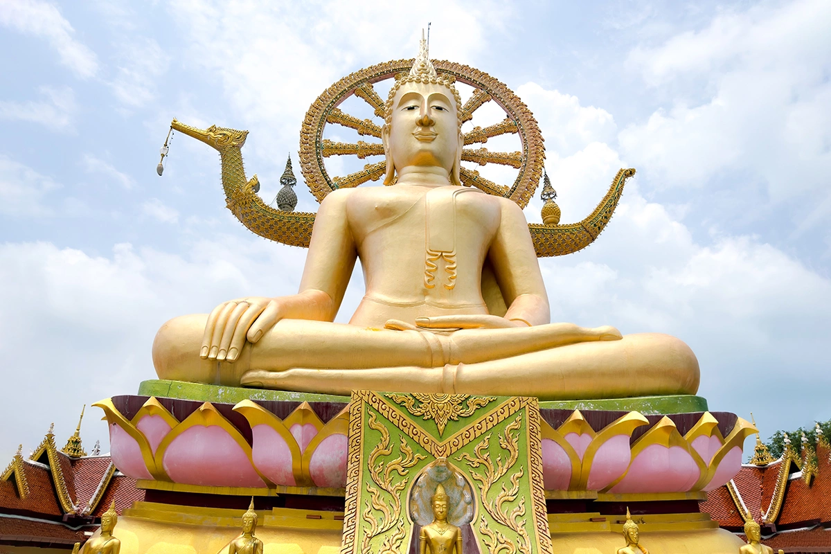 Золотая статуя Большого Будды на острове Самуи, Таиланд