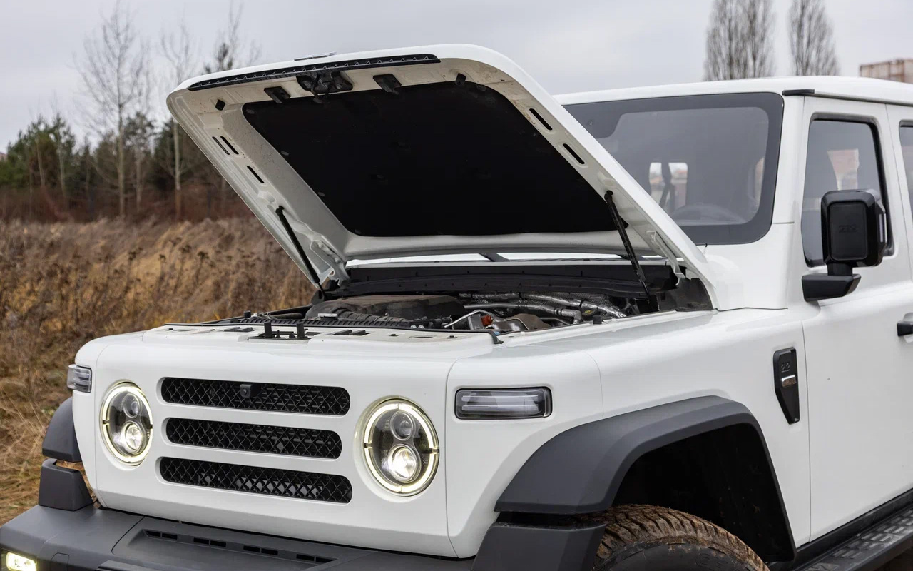 Даже открыть капот на BAW 212 — настоящий квест: подергав рукоятку в салоне, нужно похлопать по капоту, чтобы он хотя бы чуточку приподнялся. Не помогает — зовите помощника!