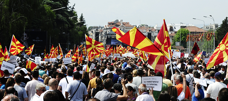Многотысячная антиправительственная демонстрация в столице Македонии Скопье 17 мая 2015 года