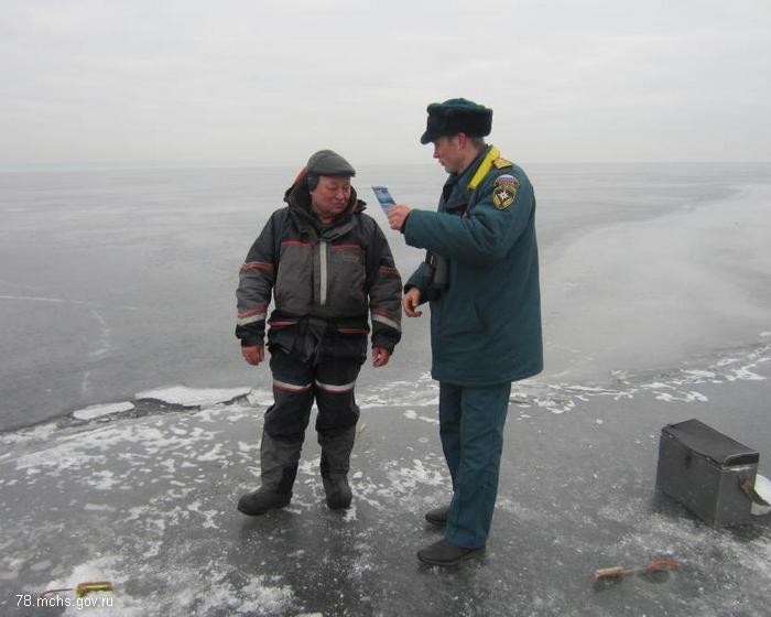 Лед Финского залива едва не погубил 70 петербуржцев. Фото
