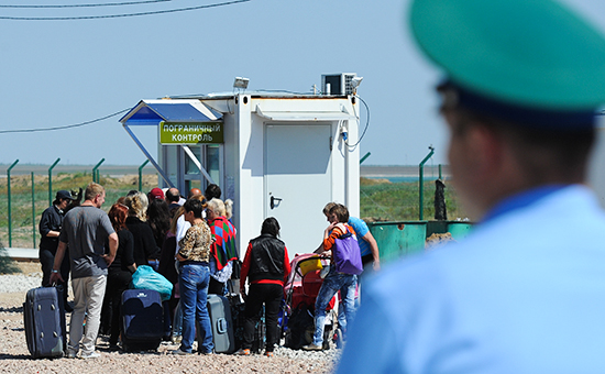Туристы на временном контрольно-пропускном пункте на границе с Украиной в Джанкое. Архивное фото