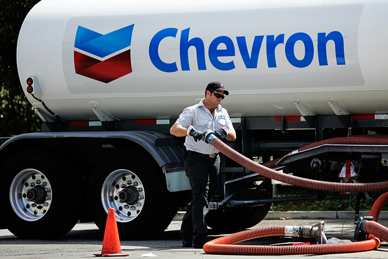 Chevron (США) 

Капитализация на&nbsp;19 июня 2014 года: $251,3 млрд

Капитализация на&nbsp;15 января 2016 года: $160,9 млрд (-36%) 

За первые девять месяцев 2015 года чистая прибыль Chevron снизилась на&nbsp;67%, с&nbsp;$15,8 млрд до&nbsp;$5,3 млрд по&nbsp;сравнению&nbsp;с&nbsp;тем&nbsp;же&nbsp;периодом 2014 года. Выручка за&nbsp;этот срок упала на&nbsp;36%&nbsp;&mdash; со&nbsp;$158,4 млрд до&nbsp;$101,9 млрд.

Летом 2015 года, презентуя результаты компании за&nbsp;первое полугодие, финансовый директор Chevron Патриша Яррингтон объявила: &laquo;Сокращение расходов, рост эффективности и&nbsp;возобновление работы многих скважин позволяет компании окупать добычу [при цене] на&nbsp;уровне $50 за&nbsp;баррель WTI&raquo;. На тот момент баррель WTI стоил $47,1, нефть марки Brent торговалась на&nbsp;уровне $52,2 за&nbsp;баррель. Хотя еще в&nbsp;марте 2015 года инвестиционная фирма Jefferies утверждала, что&nbsp;себестоимость добычи Chevron составляет около&nbsp;$95 за&nbsp;баррель.

Основные статьи сокращения расходов, на&nbsp;которые пошел Chevron: капитальные вложения и&nbsp;затраты на&nbsp;геологоразведку. &laquo;Мы ожидаем, что&nbsp;затраты по&nbsp;этим статьям в&nbsp;2016 году составят $25&ndash;28 млрд, что&nbsp;на&nbsp;четверть ниже, чем&nbsp;в&nbsp;2015 году,&nbsp;&mdash; заявил глава Chevron Джон Уотсон.&nbsp;&mdash; В зависимости от&nbsp;делового климата&nbsp;в&nbsp;2017 и&nbsp;2018 годах мы планируем дальнейшие сокращения инвестиций, вплоть&nbsp;до&nbsp;уровня $20&ndash;24 млрд&raquo;. Речь также&nbsp;идет о&nbsp;сокращении 7&nbsp;тыс. рабочих мест в&nbsp;ближайшие несколько лет (на конец 2015 года штат концерна составлял 65&nbsp;тыс. человек)
