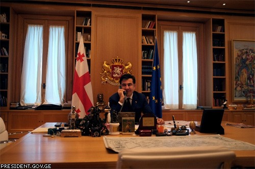 Б.Иванишвили выселяет М.Саакашвили из президентской резиденции