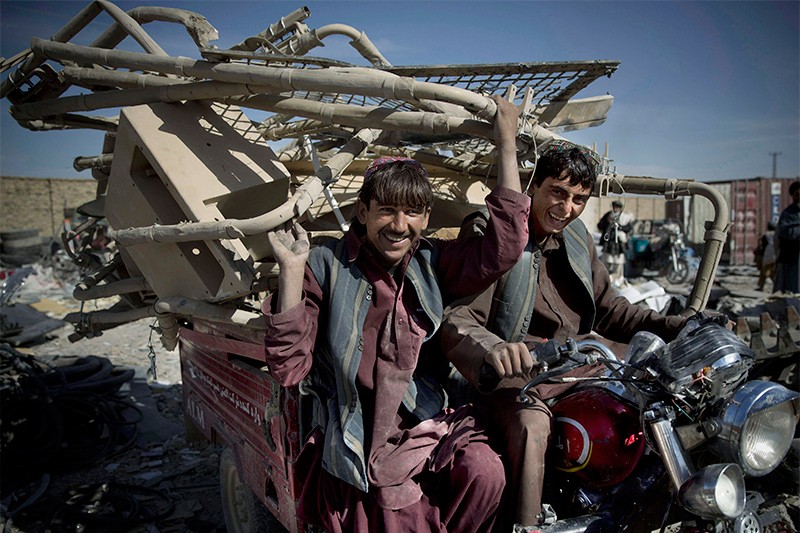  Ноябрь 2013 г.В Кандагаре афганцы забирают американскую технику, оборудование и предметы быта. Жители раздражены тем, что, уходя, американцы ломают практически все, включая бытовую технику, которую можно было бы еще использовать.