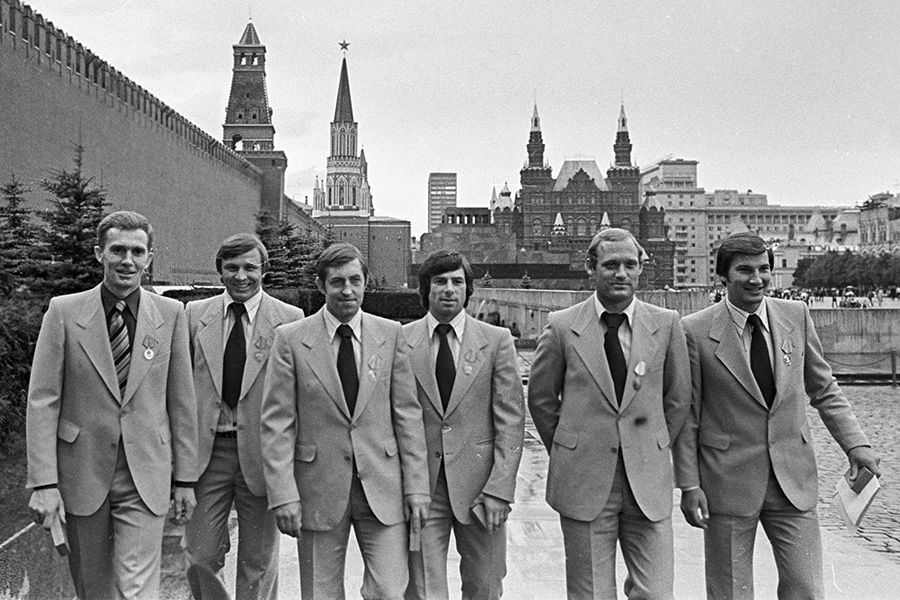 Карьеру игрока Петров закончил в&nbsp;1981 году, последним клубом в&nbsp;его карьере стал ленинградский СКА
