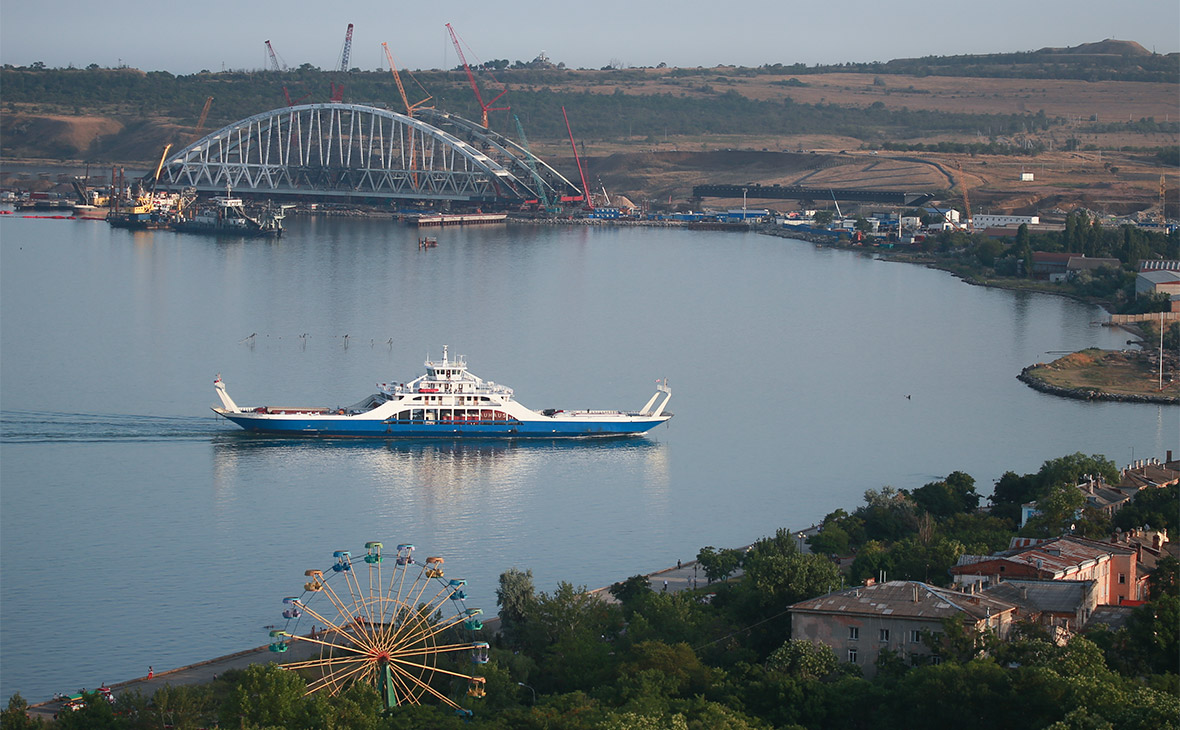 Монтаж арочного пролета Крымского моста в Керчи
