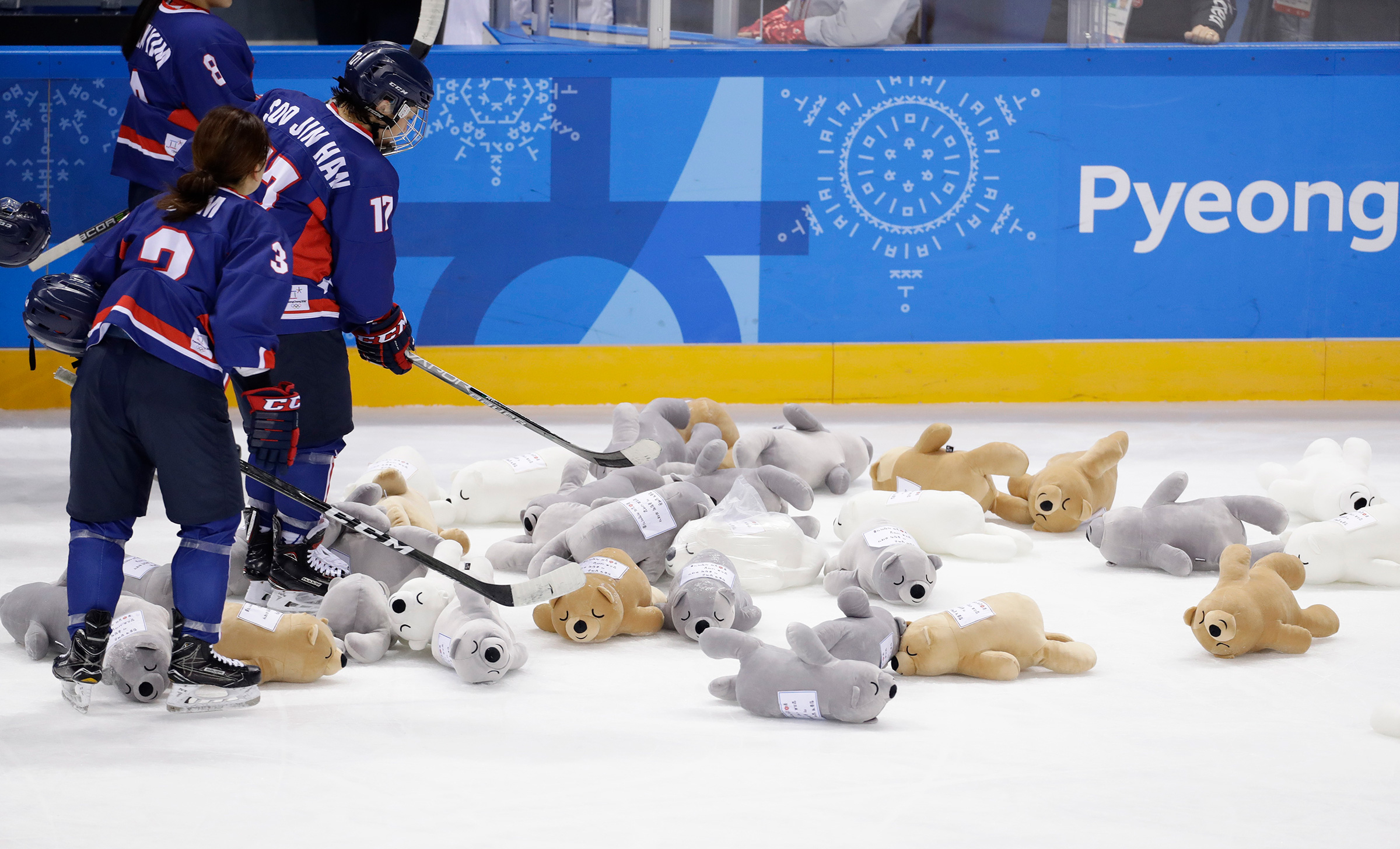 Члены корейской сборной по хоккею собирают игрушки после игры с Японией
