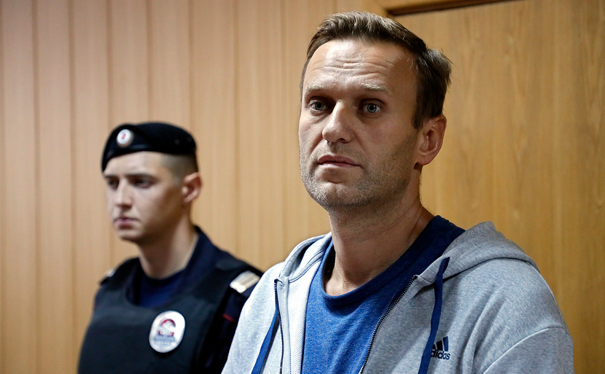 Алексей Навальный (справа)