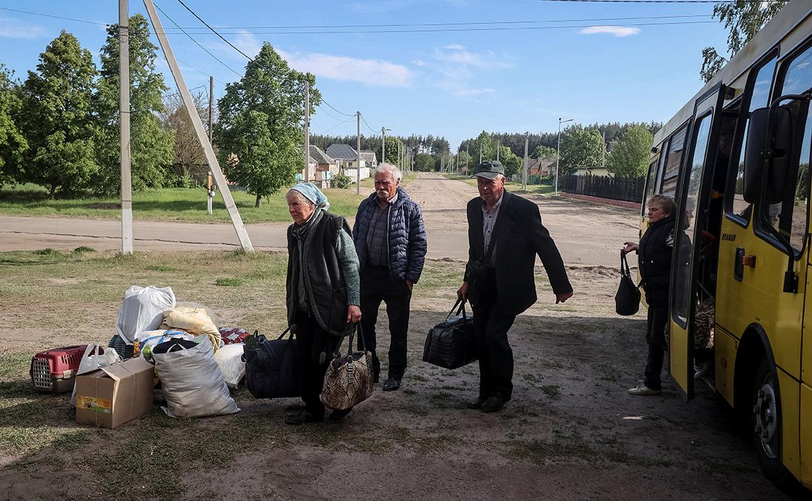 Эвакуированные из-под Купянска украинцы возвращаются ради огородов