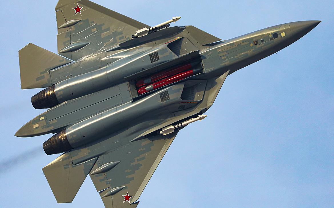 На авиашоу в Дубае впервые публично показали оружие внутри отсеков Су-57