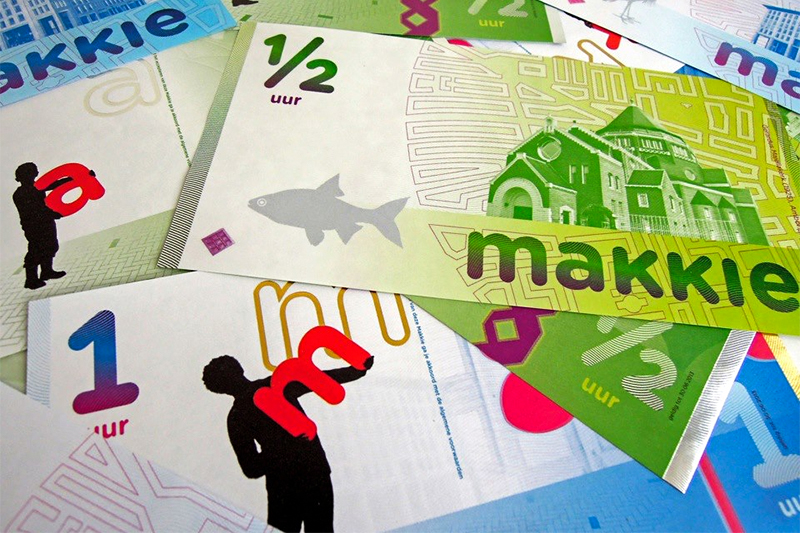 Макки

Локальная валюта макки появилась в&nbsp;районе Амстердама Indische Buurt в&nbsp;феврале 2012 года. Местное сообщество жителей решило таким образом вовлечь соседей в&nbsp;общественную работу. Макки можно заработать, делая что-то полезное для района или его жителей. В&nbsp;качестве примера на&nbsp;официальном сайте валюты приводятся следующие варианты: помощь пожилым людям, уборка по&nbsp;дому, работа в&nbsp;саду, помощь в&nbsp;организации общественных мероприятий и&nbsp;т.д.

Что можно купить: с&nbsp;помощью макки можно оплатить услуги соседей и&nbsp;заведений, работающих в&nbsp;этом районе, таких как кинотеатр, бассейн, каток, тренажерный&nbsp;зал, цирк, боулинг и&nbsp;др.

Курс: 1 макки равен 1&nbsp;часу работы.

Судьба: макки успешно функционирует. Сейчас этой валютой можно оплатить услуги в&nbsp;27 заведениях района
