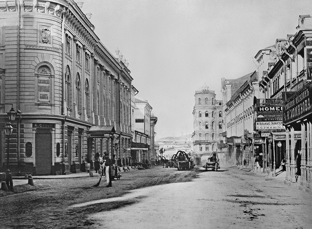 Вид улицы Ильинки от Юшкова переулка. 1887 год
