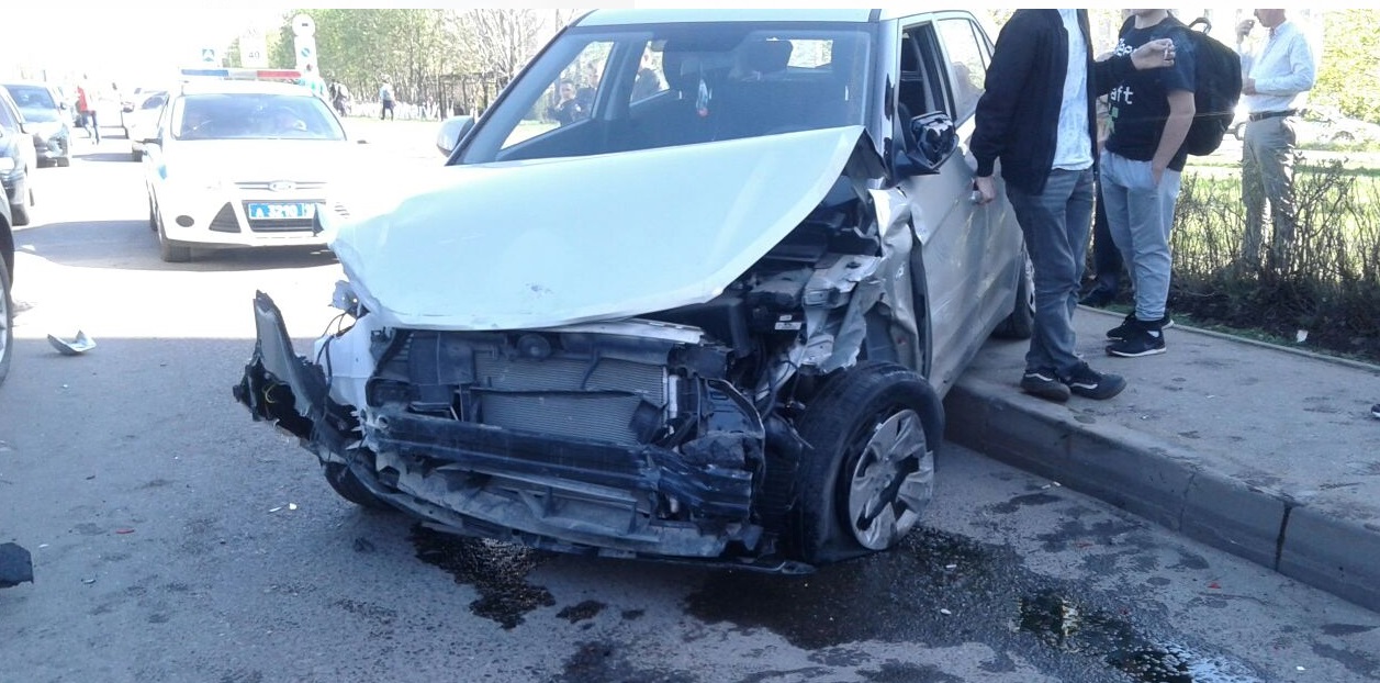 В Набережных Челнах лихач на иномарке разбил 10 автомашин и сбил пешехода