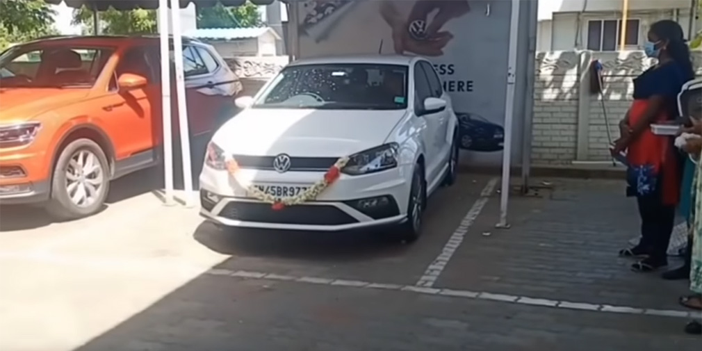 Видео: водитель разбил новый VW Polo через несколько секунд после покупки
