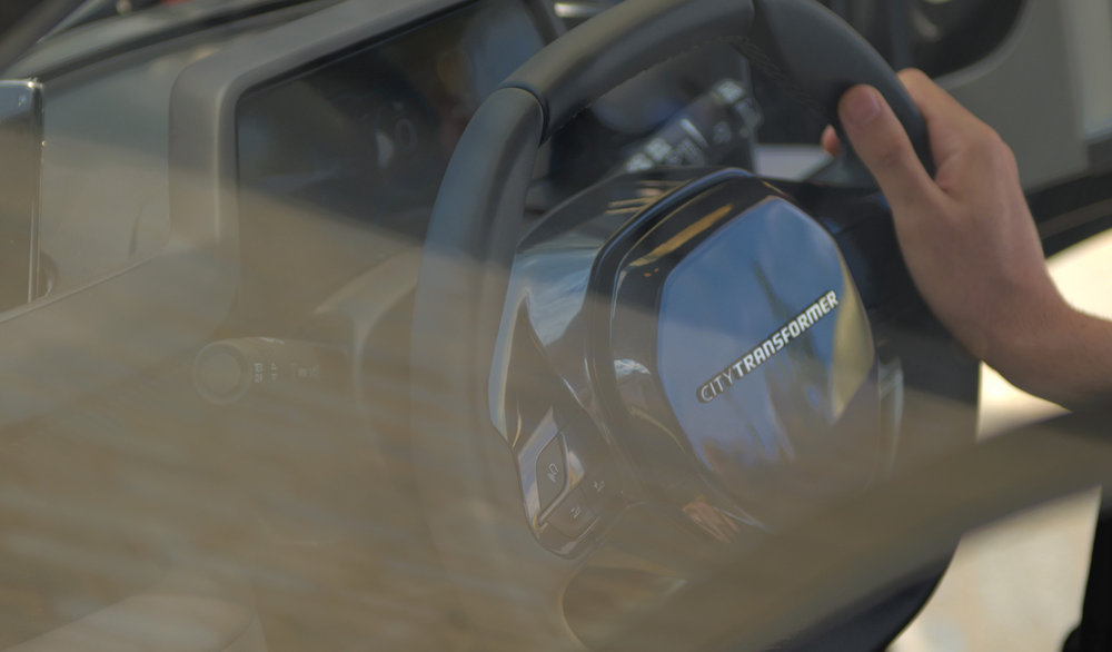 Салон электромобиля оснащен двумя пассажирскими местами, подушками безопасности и кондиционером