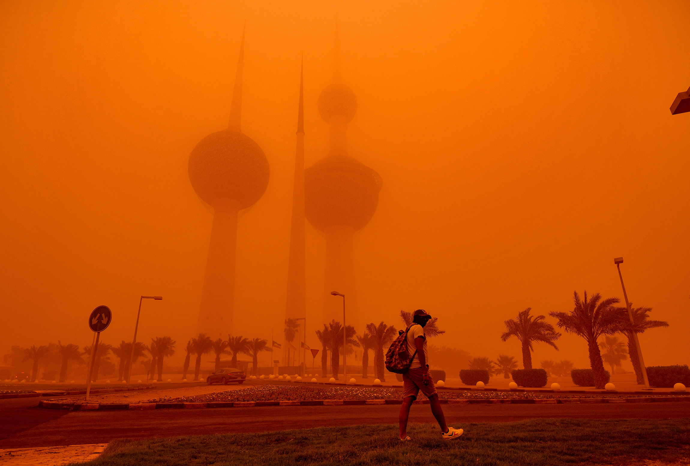 На фото: Кувейтские башни, одна из главных достопримечательностей города, окутаны пылью, 23 мая 2022 года