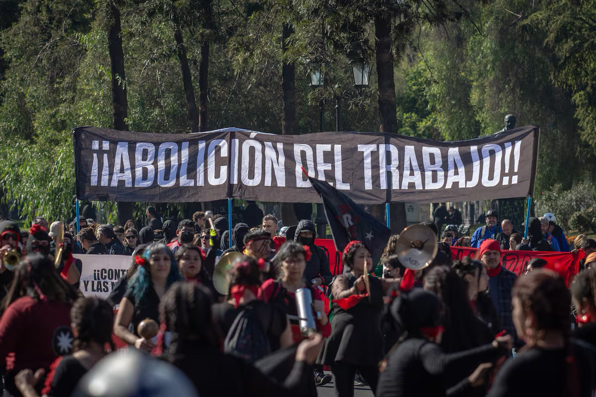 Сотни людей на первомайской акции в Сантьяго, 2023 год