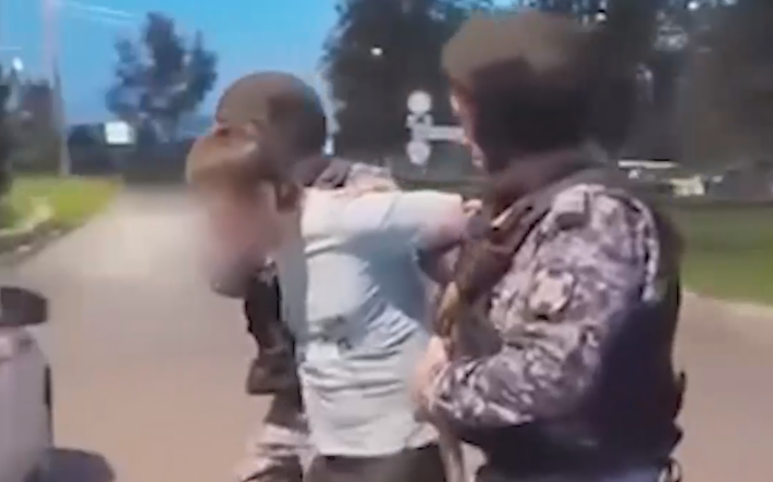 Росгвардейцы задержали мужчину в Коломне, угрожавшего прохожим ножом