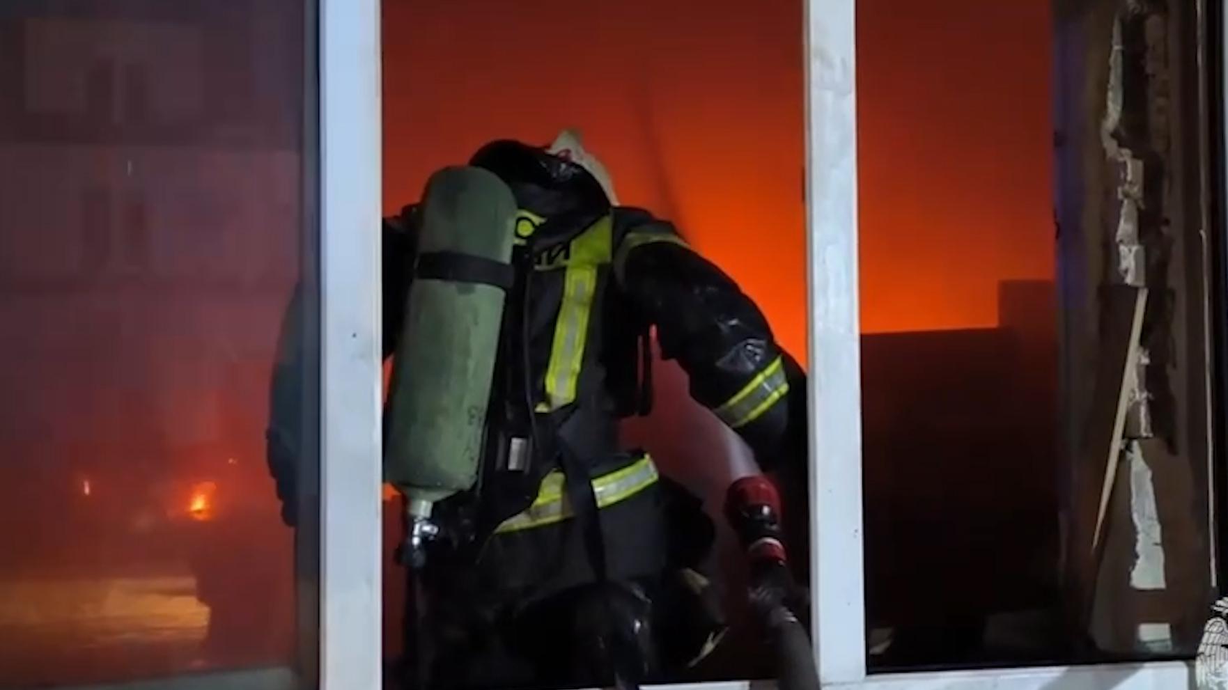 На складе в промзоне в Екатеринбурге произошел пожар