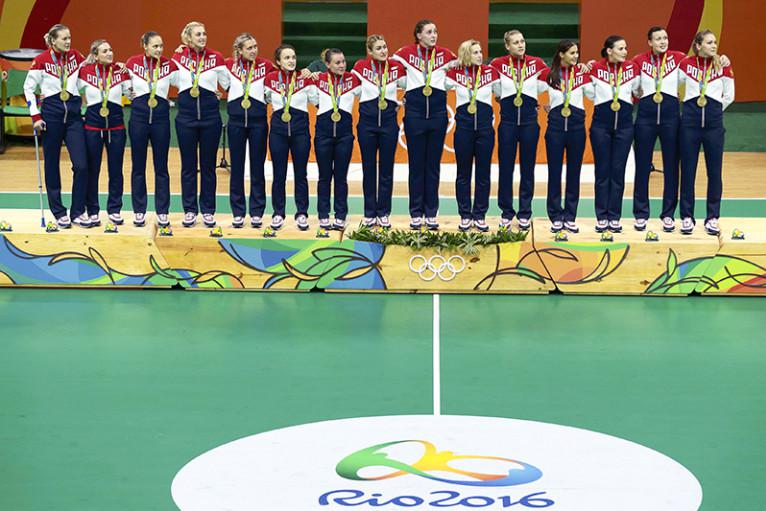 Церемония награждения российских гандболисток, выигравших золото Игр