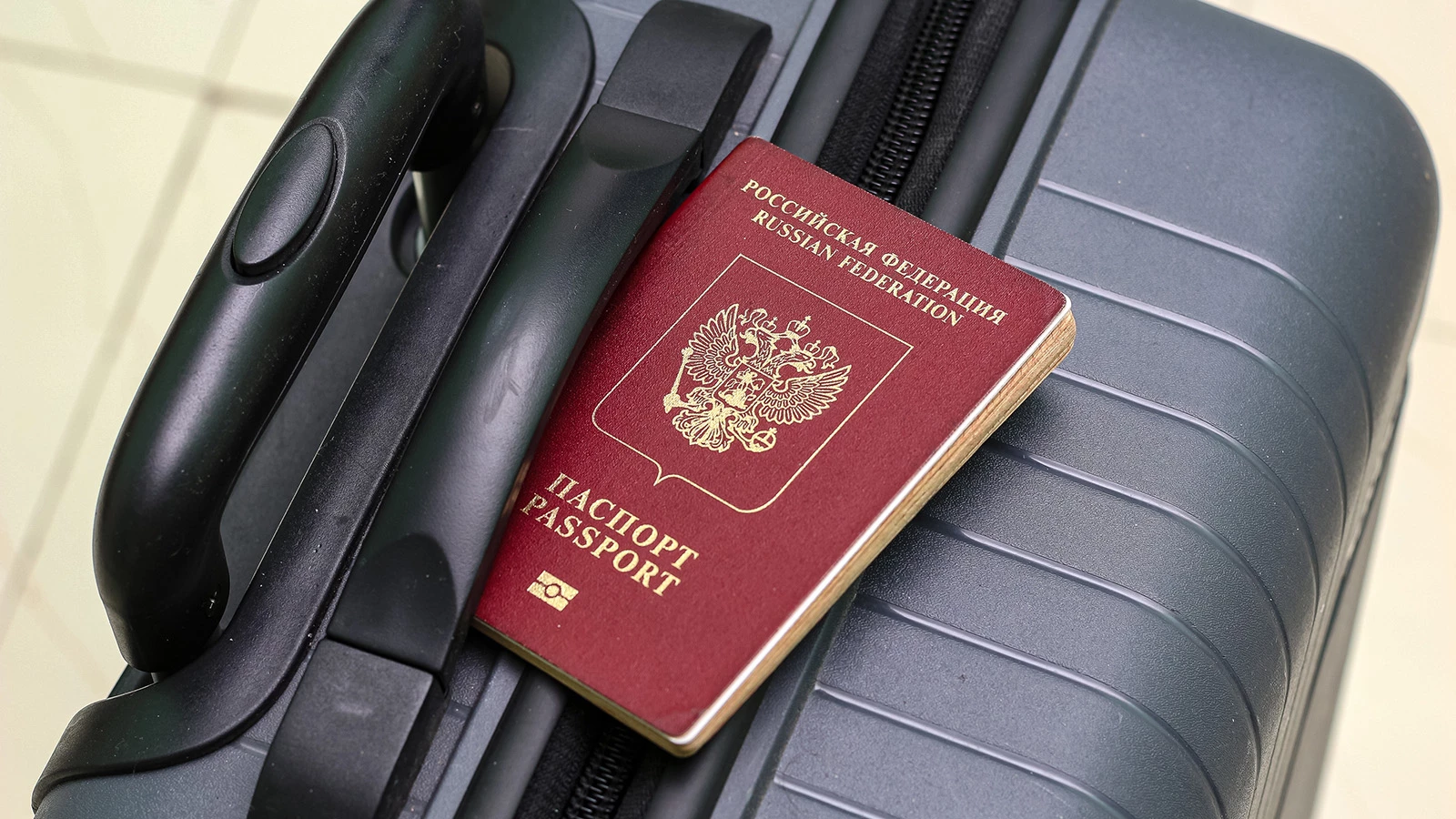 Россия поднялась в рейтинге самых сильных паспортов мира. Что это значит