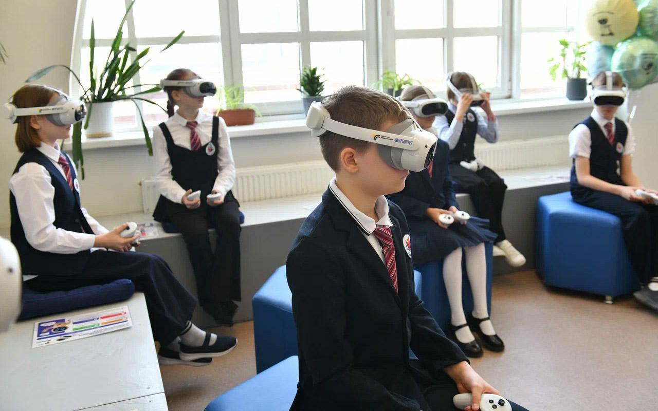 В Подмосковье будут обучать ПДД через VR-очки. Как это работает