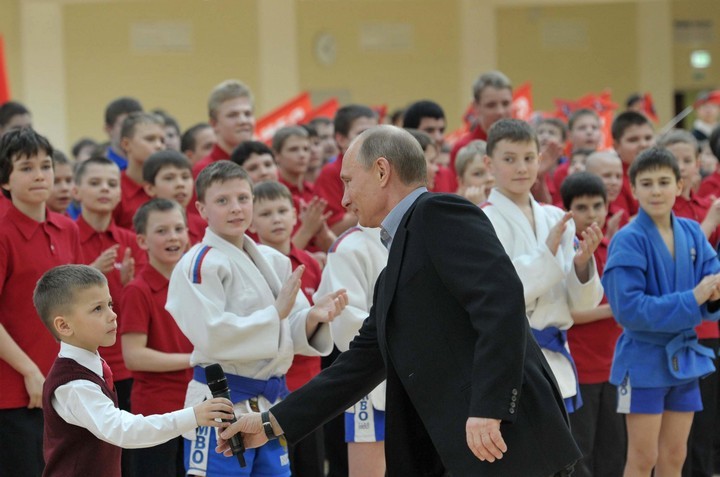 В.Путин показал Стивену Сигалу самбо по-русски
