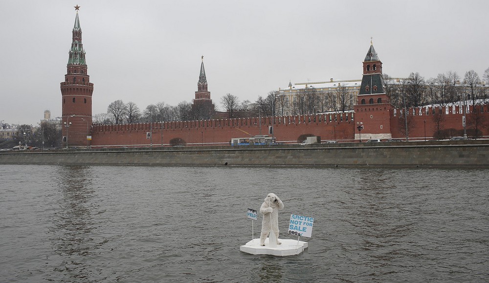 "Плавучий" одиночный пикет по Москве-реке закончился задержанием медведя
