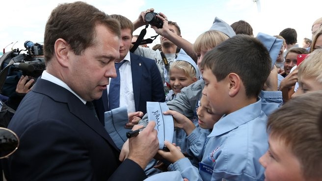 Д.Медведев поговорил с космосом и посидел за штурвалом космолета