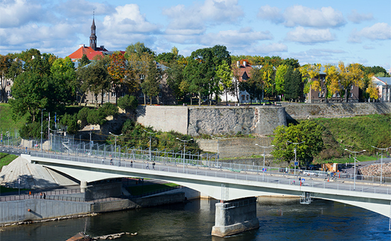 Пограничный мост между Эстонией и Россией на фоне города Нарва


