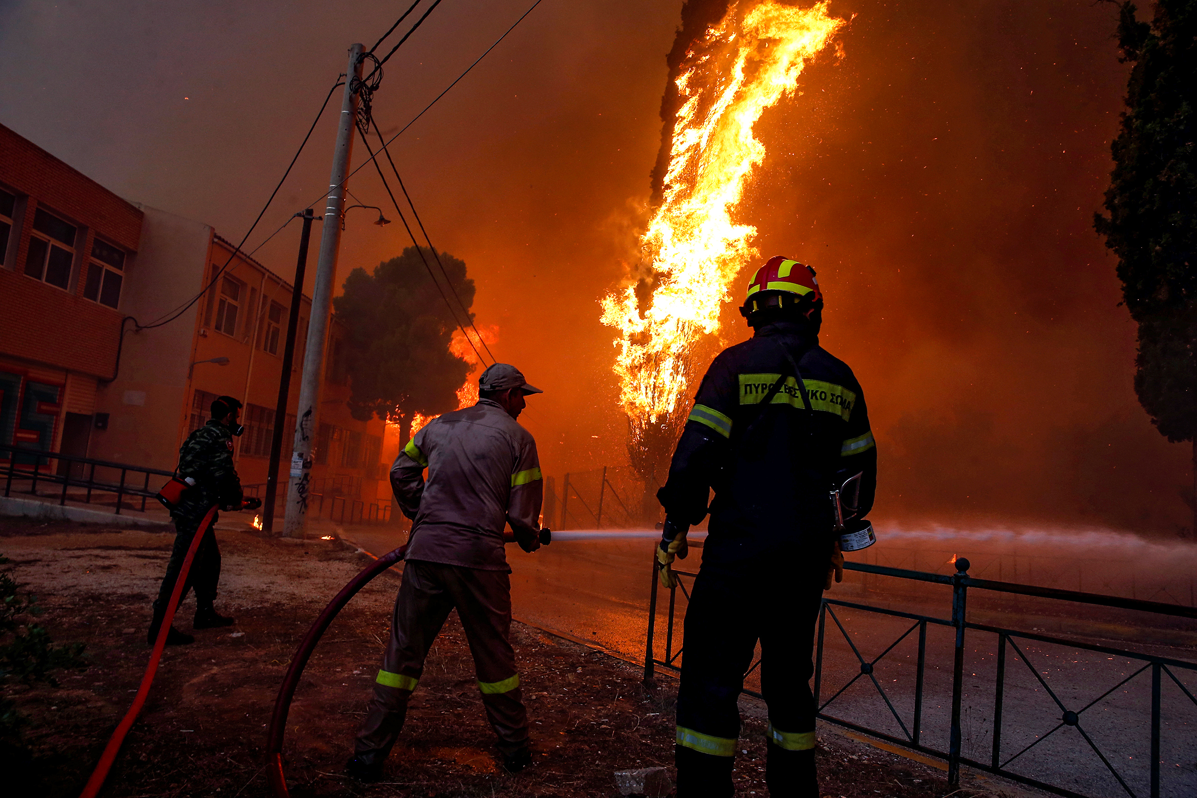 По словам премьер-министра Греции Алексиса Ципраса, контролировать пожары сейчас не получается.
