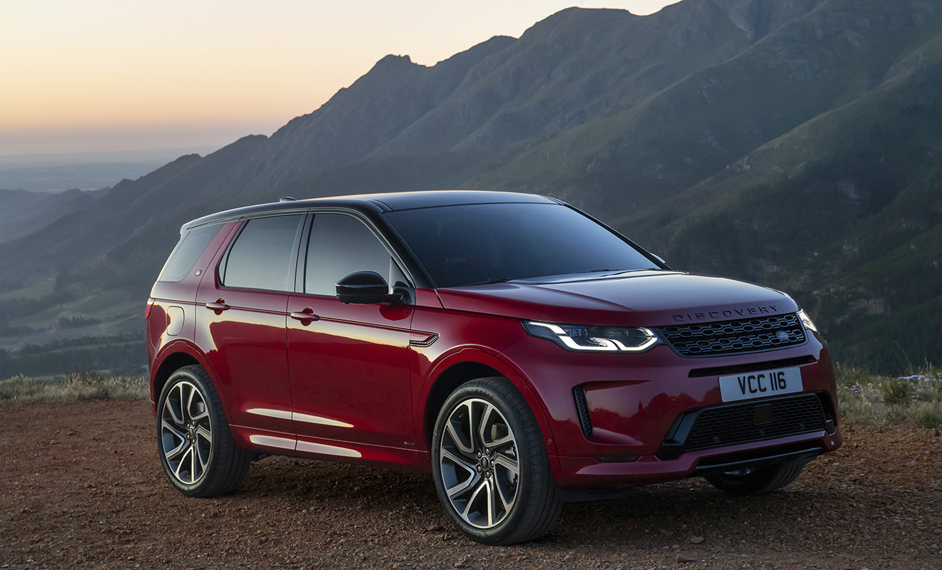 Land Rover начал поставки обновленного Discovery Sport в Россию. Цены на автомобиль, доступный с четырьмя моторами и в семи фиксированных комплектациях, варьируются от 2 930 000 до 4 082 000 рублей. В линейку двигателей вошли двухлитровые бензиновые моторы мощностью 200 и 249 лошадиных сил. Дизельная гамма представлена агрегатами такого же рабочего объема, которые развивают 150 или 180 сил. Трансмиссия &mdash; девятиступенчатый &laquo;автомат&raquo;, а полный привод работает под управлением системы Terrain Response 2.