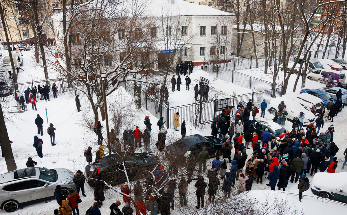 Обстановка у второго отдела полиции управления МВД России по городу Химки, где находится Алексей Навальный