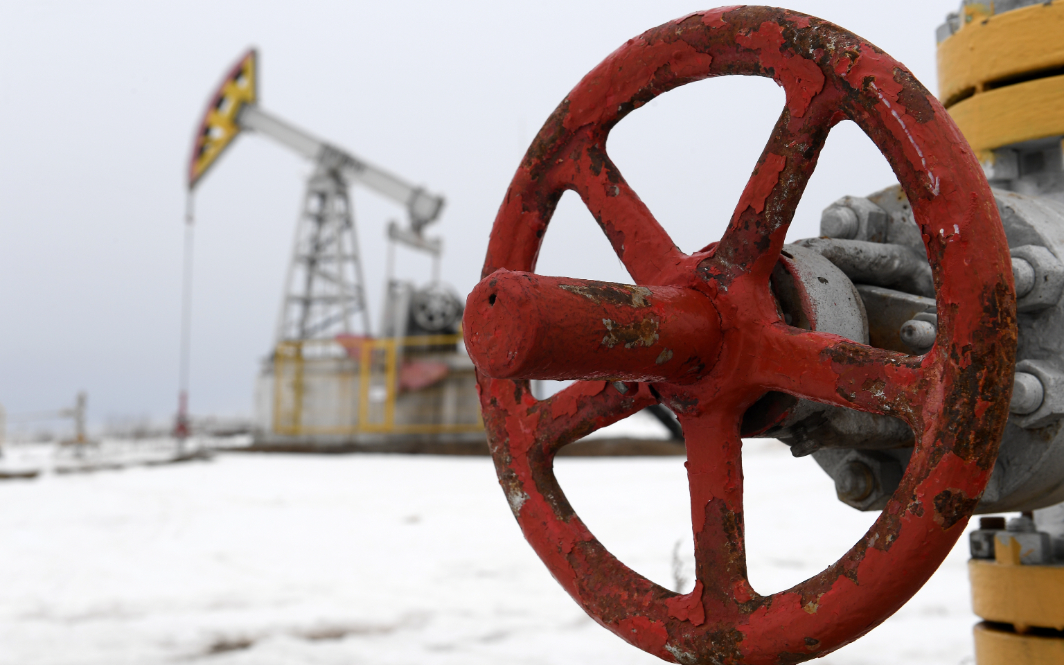 Стоимость нефти Brent превысила $63 впервые с января прошлого года