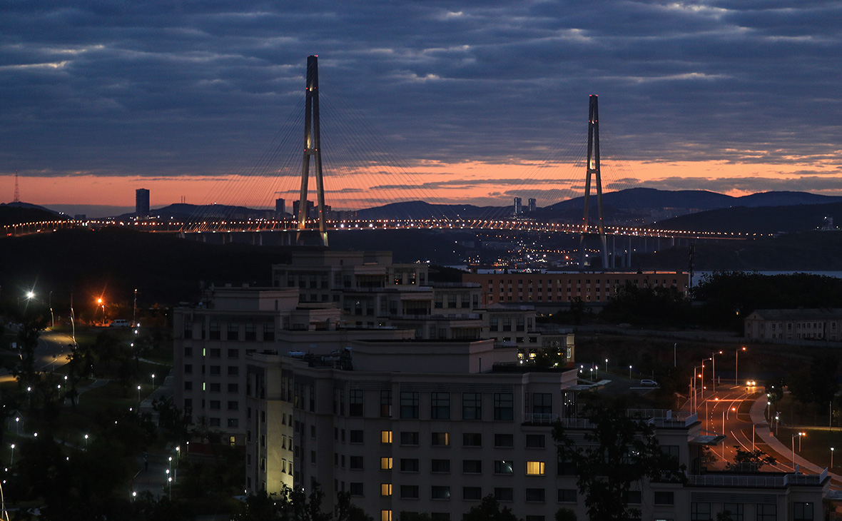 Владивосток. Вид на Русский мост через пролив Босфор, мост соединяет материковую часть города с островом Русский