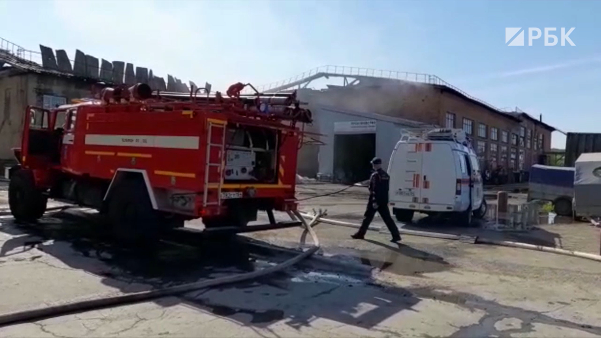 В Бердске произошел пожар в здании химзавода на площади 2 тыс. кв. м